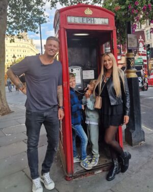 Sarah Machet Instagram - On ne pouvait pas quitter Londres sans faire une photo dans les fameuses cabines téléphonique rouges 📞

#familytrip #london #happy #love #uk