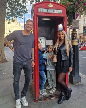 Sarah Machet Instagram - On ne pouvait pas quitter Londres sans faire une photo dans les fameuses cabines téléphonique rouges 📞

#familytrip #london #happy #love #uk