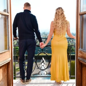 Sarah Machet Instagram - ✨️ Bienvenue 2024 ✨️

J'espère que vous avez pu fêter l'arrivée de cette nouvelle année entourés de vos proches 🙏

Pour notre part, nous avons profité d'une parenthèse dans le temps entourés de ceux qu'on aime et auprès de qui on aime se lever le premier jour de la nouvelle année.

Je vous souhaite une santé de fer, des instants de bonheur encore et encore, un boulot que vous aimez, des instants de joie interminables, de l'Amour sincère, des amitiés solides et quelques goutelettes de larmes car elles font du bien parfois.

Prenez soin de vous, de vos proches et profitez de chaque instant ✨️

Merveilleuse nouvelle année 🫶🎀❤️

#happynewyear #new #happy #amour