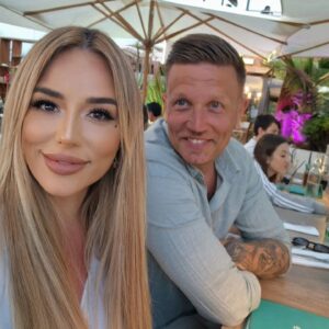 Sarah Machet Instagram - Ce soir j'voudrais quand même dire un truc aux haters. 

Je me suis retrouvée sur les réseaux sociaux et avec une certaine communauté un peu par hasard, sans le vouloir. Parce qu'il y'a 10 ans j'ai rencontré un mec qui se trouvait faire de la téléréalité. Puis les curieux se sont intéressés à sa vie privée, par bienveillance ou par méchanceté et critiquer mais ils ont été nombreux à donner leur avis sur nous, sur moi. 

Sans me connaître, sans absolument RIEN savoir de ma vie, ni mon nom, ni mon métier, ni ce qu'il y'a dans ma tête ou dans mon coeur. Et depuis, on ne m'a jamais épargné quand il s'agit de mon couple. 

Que cela soit bienveillant ou pour me dire à quel point vous me trouvez moche. Alors j'ai envie de vous dire que si je ne suis pas à votre goût cela tombe bien, vous n'êtes pas en couple avec moi et que finalement, et ça vous l'apprendrez avec le temps, la beauté du coeur est intensément plus importante et je pense, ET JE SAIS, que je suis une bonne personne et ça, ça vaut 1000 belles gueules! 

Pourquoi toujours donner son avis sur les choix des gens que vous ne connaissez pas? Ben aurait dû vous demander votre avis avant de s'engager? 

Heureusement on a la chance d'être entourés "virtuellement" de 95% de gens bienveillants. D'ailleurs merci pour votre amour, vous faites de ma vie un rêve 🙏

Ensuite, et surtout, concernant les gens exposés (qu'ils le soient volontairement ou non), vous ne connaissez rien d'eux, ni de leur vie d'ailleurs. Vous entrevoyez ce qu'ils souhaitent partager. Pour les connaître il vous faudrait passer du temps avec ou vivre sous leur toit, ce qui n'est pas votre cas. 

Les belles paroles, les bonnes actions filmées, tout ça est facile à monter de toute pièce pour attiser la sympathie, et je peux vous le dire ÇA MARCHE. Je vois je ne sais combien de gens médiatisés, que je connais de la télé ou des évènements, prêcher des convictions qu'en réalité ils n'ont pas et vous faire pitié pour attirer votre sympathie. Ne soyez pas dupes, ils mentent. 

Aimez, soutenez et donnez de la force aux gens que vous connaissez comme vous soutenez ces "stars" qui ne vous calculent pas et se foutent de vous.

Peace.