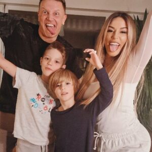 Sarah Machet Instagram - Quand ENFIN tes enfants ne sont plus contagieux et qu'ils peuvent retourner à l'école 🙌

Allez OUST! 🤣

#freedom #happy #family
