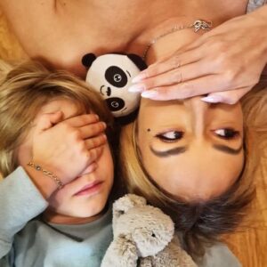 Sarah Machet Instagram - Bon weekend 😅

#happy #family #fun #momandson