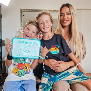 Sarah Machet Instagram - Dès demain, retrouvez-nous du lundi au vendredi à 17h sur @tfxtv dans @mamanscelebres_tfx 📺 .

Vous suivez nos aventures depuis 3 ans maintenant 🥰 merci pour votre fidélité 💕

On vous promet une saison riche en rebondissements, de l'émotion, des câlins et des nerfs mis à rude épreuve.

#family #love #mamansetcelebres #tvshow