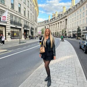 Sarah Machet Instagram - Il y'a une semaine nous étions à Londres rejoindre @tiziri_digne et sa magnifique famille 🤩.

Vous aurez l'occasion de découvrir cette incroyable rencontre dans les prochains épisodes de @mamanscelebres_tfx sur @tfxtv du lundi au vendredi à 18h.

J'ai eu l'impression de retrouver une vieille copine que je n'avais pas vue depuis des années tellement le feeling est passé.

Et vous, vos familles coup de coeur ?

#london #happy #life #family #friends