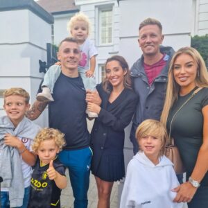 Sarah Machet Instagram - Il y'a une semaine nous étions à Londres rejoindre @tiziri_digne et sa magnifique famille 🤩.

Vous aurez l'occasion de découvrir cette incroyable rencontre dans les prochains épisodes de @mamanscelebres_tfx sur @tfxtv du lundi au vendredi à 18h.

J'ai eu l'impression de retrouver une vieille copine que je n'avais pas vue depuis des années tellement le feeling est passé.

Et vous, vos familles coup de coeur ?

#london #happy #life #family #friends