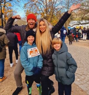 Sarah Machet Instagram - Dimanche matin, debouts à l'aube pour encourager Tao qui fait sa première course de l'escalade 🤩🥰 1.5km à parcourir en 10 minutes 🏃‍♂️

Tellement fière de mon petit...qui grandit si vite!

Et évidemment, félicitations à tous les participants! Quel bonheur de voir tous ces poussins courir et être encouragés 🤩

J'ai d'ailleurs presque perdu ma voix et ai pleuré en voyant chacun de vous franchir la ligne d'arrivée 🤣🙃 #lamèredépressive 🤣 

PS: oui mon fils a failli trébucher quand il m'a vue crier 🤣

#love from #geneva #happy #family