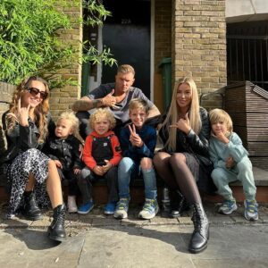 Sarah Machet Instagram - Il y'a une semaine nous étions à Londres rejoindre @tiziri_digne et sa magnifique famille 🤩.

Vous aurez l'occasion de découvrir cette incroyable rencontre dans les prochains épisodes de @mamanscelebres_tfx sur @tfxtv du lundi au vendredi à 18h.

J'ai eu l'impression de retrouver une vieille copine que je n'avais pas vue depuis des années tellement le feeling est passé.

Et vous, vos familles coup de coeur ?

#london #happy #life #family #friends
