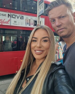 Sarah Machet Instagram - On ne pouvait pas quitter Londres sans faire une photo dans les fameuses cabines téléphonique rouges 📞

#familytrip #london #happy #love #uk