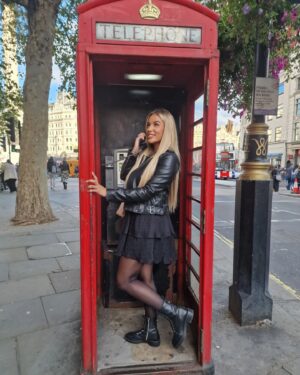 Sarah Machet Instagram - On ne pouvait pas quitter Londres sans faire une photo dans les fameuses cabines téléphonique rouges 📞

#familytrip #london #happy #love #uk