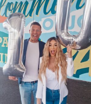 Sarah Machet Instagram - ✨️Que les 10 prochaines se déroulent comme les 10 dernières, dans l'Amour et la sincérité ✨️

#love
#couple #momanddad #10years