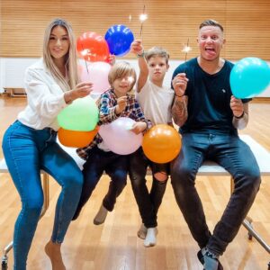 Sarah Machet Instagram - Aux 60 prochaines années à vos côtés 🙏✨️🫶

#happy #family #happybirthday #love