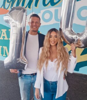 Sarah Machet Instagram - ✨️Que les 10 prochaines se déroulent comme les 10 dernières, dans l'Amour et la sincérité ✨️

#love
#couple #momanddad #10years