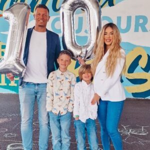 Sarah Machet Instagram - ✨️ 10 ✨️

Il y'a 10 ans nous écrivions les premières lignes de notre histoire.

On resigne pour 10 ans?

❤️

#love #10years #momanddad