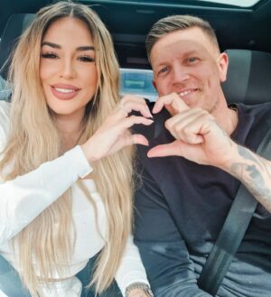 Sarah Machet Instagram - À nous un séjour en amoureux ❤️

On vous souhaite un joyeux weekend de Pâques 🫶

#love
#happy
#parents 
#parentslife 
#momanddad