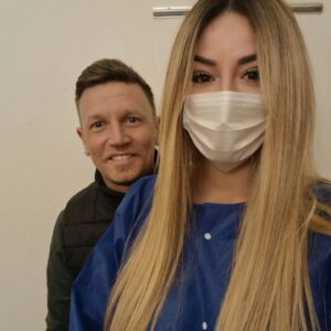 Sarah Machet Instagram - Alors je l'ai faite.

Cette opération tant redoutée, que j'ai repoussée pendant 2 ans... je n'ai plus eu le choix.

La peur de l'anesthésie générale, de ne jamais me réveiller, l'intubation, la douleur... je n'étais pas prête pour tout ça.

Mais ces derniers mois mon épaule me faisait de plus en plus mal et les douleurs plus récurrentes, je n'ai donc plus vraiment eu le choix.

J'ai été opérée aux @hug_ge par le chirurgien Holzer qui a fait un travail extraordinaire.

L'intervention de Latarjet consiste à mettre en place une butée osseuse en avant de la glène de l’omoplate. D’une part, cette intervention crée un véritable effet de butée à l’endroit habituel de luxation de l’épaule. D’autre part, elle transpose les tendons et les muscles qui vont alors venir se positionner en avant de la tête de l’humérus et donc la maintenir à sa place lors des mouvements du bras.

Le post-opératoire est très douloureux et nécessite la prise d'anti-douleurs puissants tels que des opiacés.

Je serai handicapée d'un bras pendant 6 semaines puis pourrai à nouveau conduire dans 3 mois.

En attendant, je dois me reposer et j'en profite pour me faire chouchouter par mon homme ❤️.

Merci pour vos messages et bonnes ondes ✨️✨️✨️

#surgery #hospital #latarjet