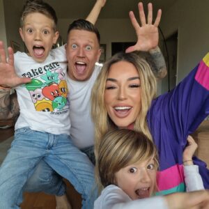 Sarah Machet Instagram - Devinez qui est bientôt de retour sur vos écrans? 🤩

#happy #family #love #geneva #switzerland #instagood