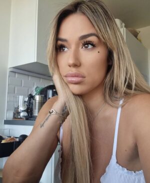Sarah Machet Instagram - J’suis hyper sensible, j’crois que je l’ai toujours été….Parfois la vie me touche à tel point que ça m’empêcherait presque de respirer. J’suis presque écorchée depuis toujours en fait, depuis 1990 j’dirais, quand à 7 ans des gens ont enlevé la vie à mon père. On ne le reverra plus jamais. 

J'ai 7 ans. Alors c'est ça la vie? Violent et injuste?

Elle peut te mettre à genoux depuis ton plus jeune âge et personne ne frappe plus fort qu’elle.  Mais elle continue et tu te construis, tant bien que mal. Certains s’en sortent mieux que d’autres. 

On ne connaît pas toujours les batailles que les autres peuvent mener, ce qu’ils traversent ou ce qu’ils ont enduré. Si on peut lire en certains comme dans un livre, ce n’est pas le cas de tous. 

Alors, j’aimerais dire par ici que si vous me lisez, j’espère que vous êtes bienveillants avec les autres et que vous les traitez avec respect.

Dans ce monde violent et nombriliste on manque cruellement de personnes indulgentes et clémentes. D’une triste banalité à notre époque, on a des exemples chaque jour dans les faits divers.

Soyez mieux que les autres, mieux que vous-même aujourd’hui et ne détournez pas les yeux de la peine ou la détresse de certains, ils ont besoin de vous !

Parfois il suffit d’un regard pour redonner de l’espoir.

Soyez de belles personnes avec un bon cœur, ça fera de vous des gens extraordinaires, uniques.

Quand on a la chance d’avoir une vie plus confortable que les autres on construit un pont, pas un mur. 

J’ai la chance d’être entourée de tant de personnes bienveillantes et aimantes, ça m’a permis de traverser la tempête en pleine nuit sur un radeau un peu pourri.

Parce que même si j’avais le sentiment d’être seule souvent, en fait j’étais toujours entourée des miens, de leur amour.

À tous les soldats qui livrent une bataille connue ou dont personne n’a idée, vous avez tout mon soutien et je vous souhaite de la gagner. 

Soyez forts. La vie n’est pas toujours facile mais elle vaut toujours le coup ! 

Love.

#takecare
#love