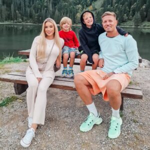 Sarah Machet Instagram - Ce n'est pas d'un corps à corps dont nous avons besoin mais d'un coeur à coeur.

#happy #family #love