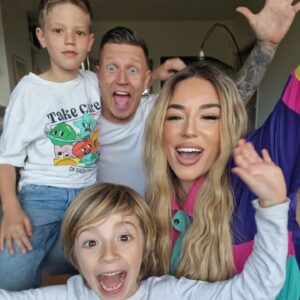 Sarah Machet Instagram - Devinez qui est bientôt de retour sur vos écrans? 🤩

#happy #family #love #geneva #switzerland #instagood