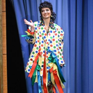 Sarah Sherman Instagram - brought my dad, my severed head, and a talking zit on @fallontonight 🫂👅

head by @louiezfx with sarah mullet wig by @jodimancusohairdesign 
zit by @monkeyboysproductions @dylan_pecora 

left foot yellow jacket by @motoguo 
styled by ashley dudek
dr jacoby 🔴🔵 makeup by @rachelmoose 
photo by 📸 @toddowyoung