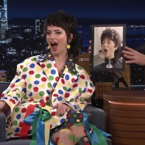 Sarah Sherman Instagram - brought my dad, my severed head, and a talking zit on @fallontonight 🫂👅

head by @louiezfx with sarah mullet wig by @jodimancusohairdesign 
zit by @monkeyboysproductions @dylan_pecora 

left foot yellow jacket by @motoguo 
styled by ashley dudek
dr jacoby 🔴🔵 makeup by @rachelmoose 
photo by 📸 @toddowyoung