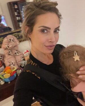 Sarah Valentina Winkhaus Instagram - Mein erstes Weihnachten als Mutter. Es ist wundervoll und kommt mir immer noch surreal vor, dass ich tatsächlich dieses kleine Wunder in meinen Armen halte. Ich versuche die Augenblicke festzuhalten aber egal wieviele Videos oder Fotos ich auch mache, wie sehr ich versuche, den Moment aufzusaugen, desto stärker wird mir nur bewusst, wie schnell die Zeit vergeht, so dass jedem magischen Moment auch etwas trauriges innewohnt. Vielleicht ist es aber auch diese Vergänglichkeit, die es zu etwas Besonderem macht. Ich für meinen Teil habe damit zu kämpfen, dass Zeit so schnell -und mit Kind scheinbar noch schneller - vergeht. Könnte ich doch die Zeit anhalten!