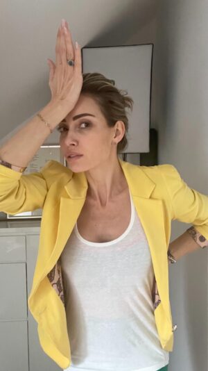 Sarah Valentina Winkhaus Instagram - Kinderbetreuung und Vereinbarkeit von Beruf und Familie stehen für mich in direktem Zusammenhang zueinander. Bei mir in Düsseldorf sollen jetzt die Betreuungszeiten auf 35 Stunden die Woche gedeckelt und die Finanzierung für die Kindertagespflege drastisch reduziert werden. Signale, die meines Erachtens komplett in die falsche Richtung gehen und uns um Jahre zurückwerfen. Mit wie vielen Stunden Kinderbetreuung in der Woche plant ihr?

#Kinderbetreuung #Düsseldorf #Politik #liveauthentic #nothigisordinary #thehappʏɴoᴡ #ichwerdeeltern #eizellenstattgucci