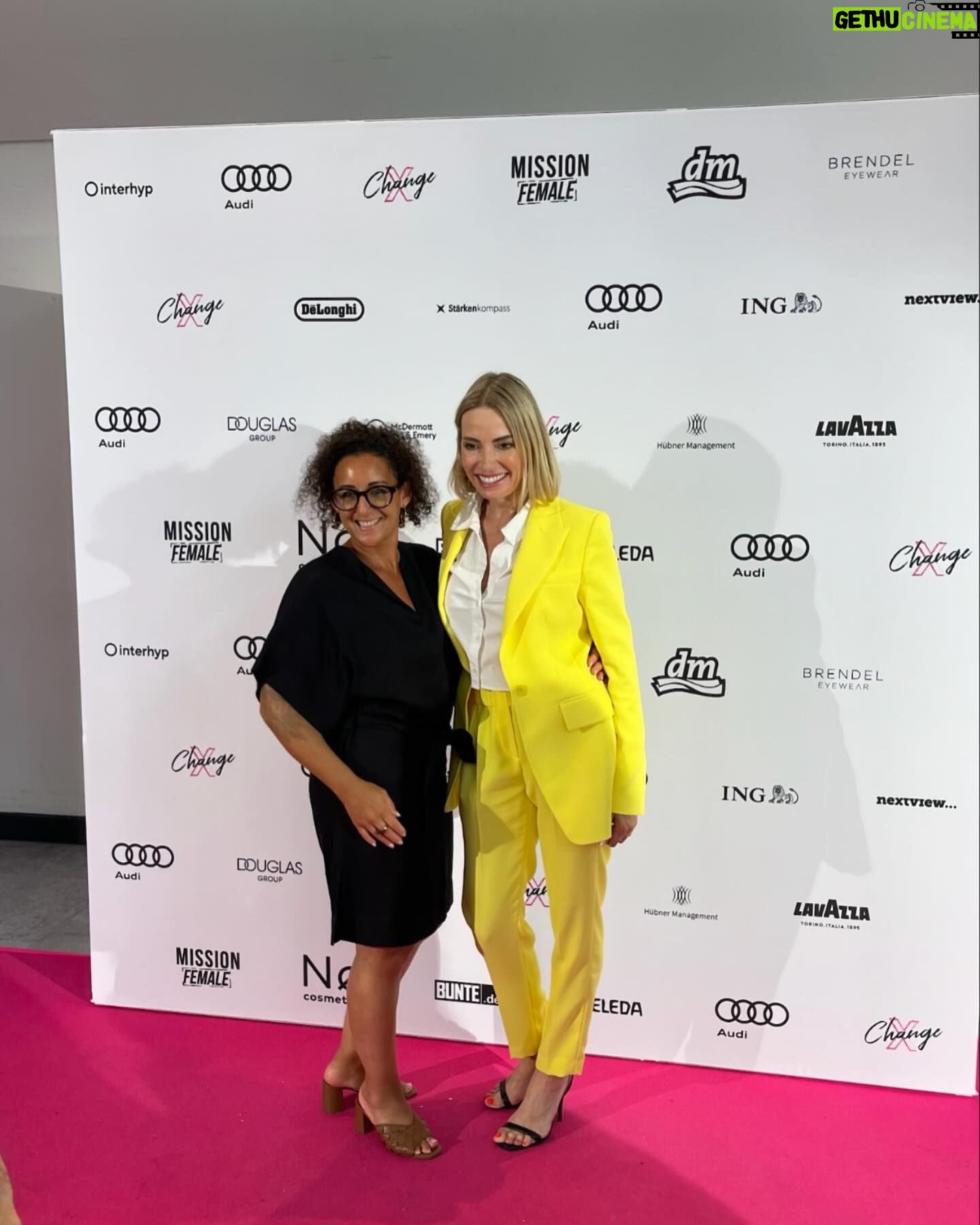 Sarah Valentina Winkhaus - 220 Likes - Women supporting women 💛
Ein herzliches Dankeschön an das @missionfemale X-Change Festival für die Gelegenheit, so viele inspirierende Frauen und ihre beeindruckenden Vorträge zu erleben.
Diese Begegnungen haben mir einmal mehr gezeigt, wie wichtig es ist, Frauen zu empowern und ihnen den Mut zu geben, ihren eigenen Weg zu gehen. Gemeinsam können wir Großes erreichen und die Welt verändern. 💛
#femaleempowerment #diversity #nextlevel #socialfreezing #ichwerdeeltern
Styling @tanjacomba @sly010_official