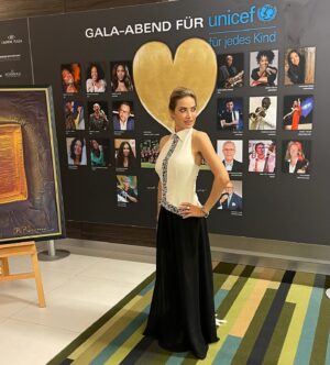 Sarah Valentina Winkhaus Instagram - Letztes Jahr war ich noch mit Babybauch bei der UNICEF Gala. Jetzt ist Clara schon neun Monate alt, stellt mein Leben auf den Kopf und ich kann mir garnicht mehr vorstellen, wie es ohne sie war!
Kennt ihr das?
#fürjedeskind #unicef #livechanger #parenthood