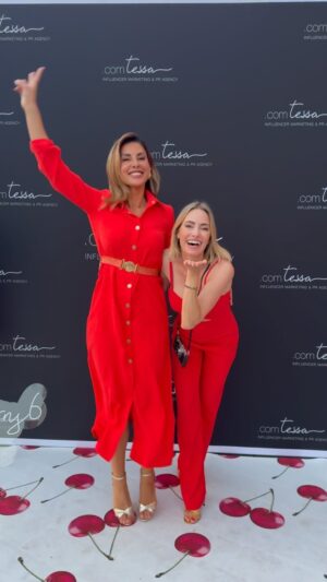 Sarah Valentina Winkhaus Instagram - Liebe Tessa! Happy Birthday zu deinem 6-jährigen Agenturbestehen @_comtessa ! 🎉 Der Abend in Düsseldorf war einfach on Point! 🍒 Thanks for having me! 🙌🍒
#happybirthday #cherrycherrylady #nightswithgoodvibes
