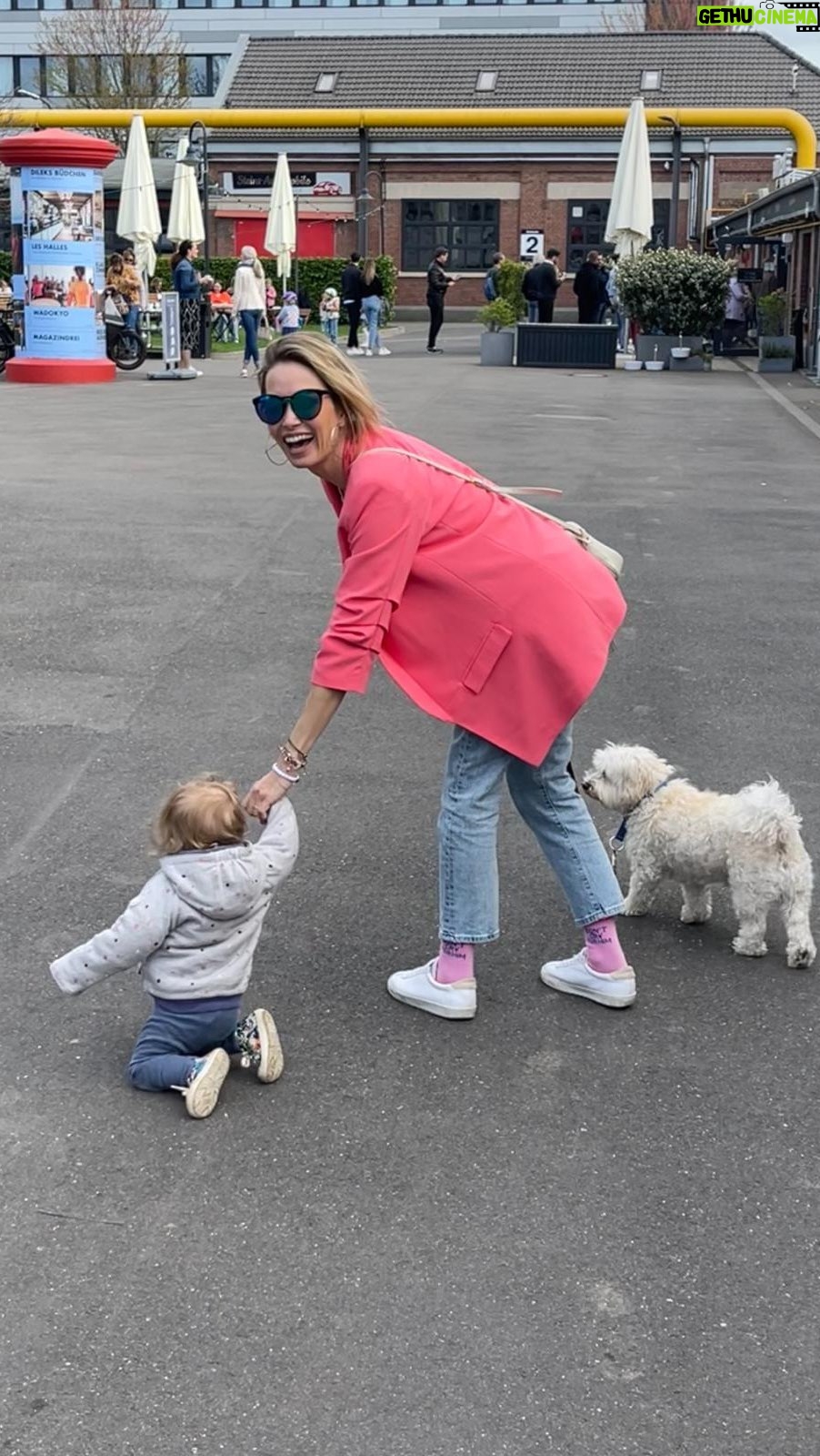 Sarah Valentina Winkhaus - 256 Likes - Eine kleine, emotionale Reise denn Clara ist heute 14 Monate alt geworden und schreitet mit großen Schritten voran! Lasst ein Herz in den Kommentaren, wenn ihr mitfühlt, wie schnell die Zeit fliegt, vor allem mit den Kleinen❤️
#thehappʏɴoᴡ #gratitudine #selfemployedsinglemom #writeyourownstory #bigsteps #timeflies #ichwerdeeltern #eizellenstattgucci