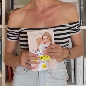 Sarah Valentina Winkhaus Instagram - Vielen Frauen geht es so wie es mir ging - die biologische Uhr tickt! In meinem Buch “Ich werde Eltern” habe ich meine Erfahrungen aufgeschrieben, damit ihr alle Tipps & Tricks bekommt, um selbstbestimmt die Entscheidung für  ein Kind nach euren Konditionen zu treffen oder zu vertagen! 🫶🏼

Btw: Ein Grund, warum viele Paare oder Frauen den Kinderwunsch aufschieben, ist die Unvereinbarkeit von Beruf & Familie. Deshalb kämpfen wir gegen die Kürzungen in der Kindertagespflege - ein Thema was auch die klassischen Medien aufgegriffen haben.

Wie könnt ihr mich Supporten? Mein Buch könnt ihr jetzt vorbestellen & die ersten sein, die es lesen! Link in meiner Story 💛

#ichwerdeeltern #eizellenstattgucci
