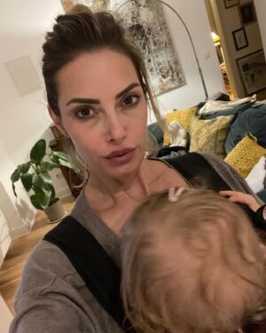 Sarah Valentina Winkhaus Instagram - Ein etwas später Truth Tuesday! Denn die Wahrheit ist, manchmal ist es einfach zu viel. Man würde sich wünschen, der Tag hätte deutlich mehr als 24 Stunden deshalb mein Motto für heute: Mut zur Lücke! Die Wahrheit ist aber auch, es fällt mir immer noch sehr schwer mir einzugestehen , dass man manchmal einfach nicht alles schaffen kann egal wie viele To-do, Listen und Zeitpläne man abends noch vor dem ins Bett gehen für den nächsten Tag vorbereitet hat. Also bei mir ist noch viel Luft nach oben. Wie sieht’s bei euch aus - schafft ihr es fünfe gerade sein zu lassen oder überwiegt doch das schlechte Gewissen?
#workingmom #selbstständig #alleinerziehend #thankful #imperfectionisthenewperfection