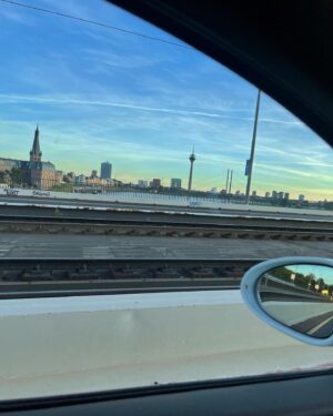Sarah Valentina Winkhaus Instagram - Time for a #weekdump 🫶🏼

Ich liebe es total, Euch einen kleinen Einblick in meine Woche und mein Leben zwischen Mama sein, TV Host Jobs und Freizeit zu zeigen! Wie gefällt euch das Format?

💘1. Düsseldorf Liebe 🥰
💘2. Réunion mit @andreagrobe_makeup 
💘3. Flowers 💐 
💘4. Vinyl love 
💘5. Best truffle pasta in town by @prinzinger_by_saittavini 
💘6. Trying to strike a pose 😂
💘7. Photo Job
💘8. Clara & me 🫶🏼