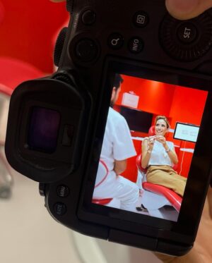Sarah Valentina Winkhaus Instagram - Time for a #weekdump 🫶🏼

Ich liebe es total, Euch einen kleinen Einblick in meine Woche und mein Leben zwischen Mama sein, TV Host Jobs und Freizeit zu zeigen! Wie gefällt euch das Format?

💘1. Düsseldorf Liebe 🥰
💘2. Réunion mit @andreagrobe_makeup 
💘3. Flowers 💐 
💘4. Vinyl love 
💘5. Best truffle pasta in town by @prinzinger_by_saittavini 
💘6. Trying to strike a pose 😂
💘7. Photo Job
💘8. Clara & me 🫶🏼