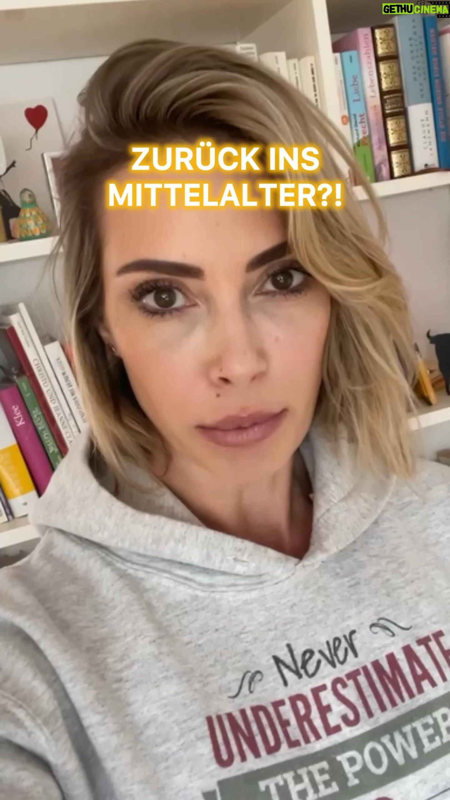 Sarah Valentina Winkhaus - 306 Likes - Wir dürfen nicht zurück ins Mittelalter! Düsseldorf plant die Kinder Betreuungszeiten in der Kindertagespflege auf 35 Stunden in der Woche zu kürzen. Dies würde für die meisten Eltern und auch Single Eltern bedeuten, dass sie Beruf und Familie nicht mehr vereinen können. Deshalb darf der Vorstoß der Stadt keinen Erfolg haben! Wir müssen den Präzedenzfall verhindern, denn sonst würde es in ganz Nordrhein-Westfalen Usus werden, dass die Kinder unter drei Jahre nur noch 35 Stunden in der Woche betreut werden.
Abgesehen davon, dass es unglaubliche Gehalt Kürzungen für das Pflegepersonal geben würde. Diese Menschen, die sich so liebevoll um unsere Kinder kümmern. Die viel mehr als Pflegepersonen schon zur Familie gehören, weil sie unsere Kinder lieben und Ihnen eine so schöne Zeit bereiten werden und sowieso schon kaum gewertschätzt und nicht angemessen bezahlt werden.
Dieser Vorstoß wäre eine Ohrfeige für die Arbeit, die unsere Kindertagespflege Tag ein und Tag aus leisten. Deshalb rufe ich euch dazu auf am Mittwoch den 5. Juni um 14:30 Uhr vor das Düsseldorfer Rathaus zu kommen. Nehmt jeden mit - eure Omas, Opas, Cousins, Cousinen, Kinder und Enkelkinder.
Lasst uns klarmachen, dass wir mit dieser Kürzung nicht einverstanden sind. Lasst uns dafür kämpfen, dass Deutschland ein zukunftsorientiertes Land ist. Zusammen sind wir stark! ❤️🫶🏼