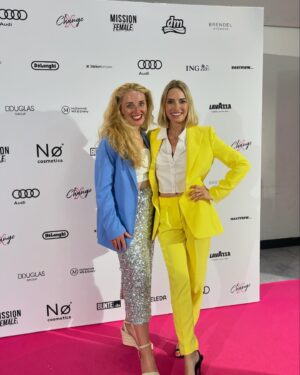 Sarah Valentina Winkhaus Instagram - Women supporting women 💛

Ein herzliches Dankeschön an das @missionfemale X-Change Festival für die Gelegenheit, so viele inspirierende Frauen und ihre beeindruckenden Vorträge zu erleben.

Diese Begegnungen haben mir einmal mehr gezeigt, wie wichtig es ist, Frauen zu empowern und ihnen den Mut zu geben, ihren eigenen Weg zu gehen. Gemeinsam können wir Großes erreichen und die Welt verändern. 💛

#femaleempowerment #diversity #nextlevel #socialfreezing #ichwerdeeltern 

Styling @tanjacomba  @sly010_official