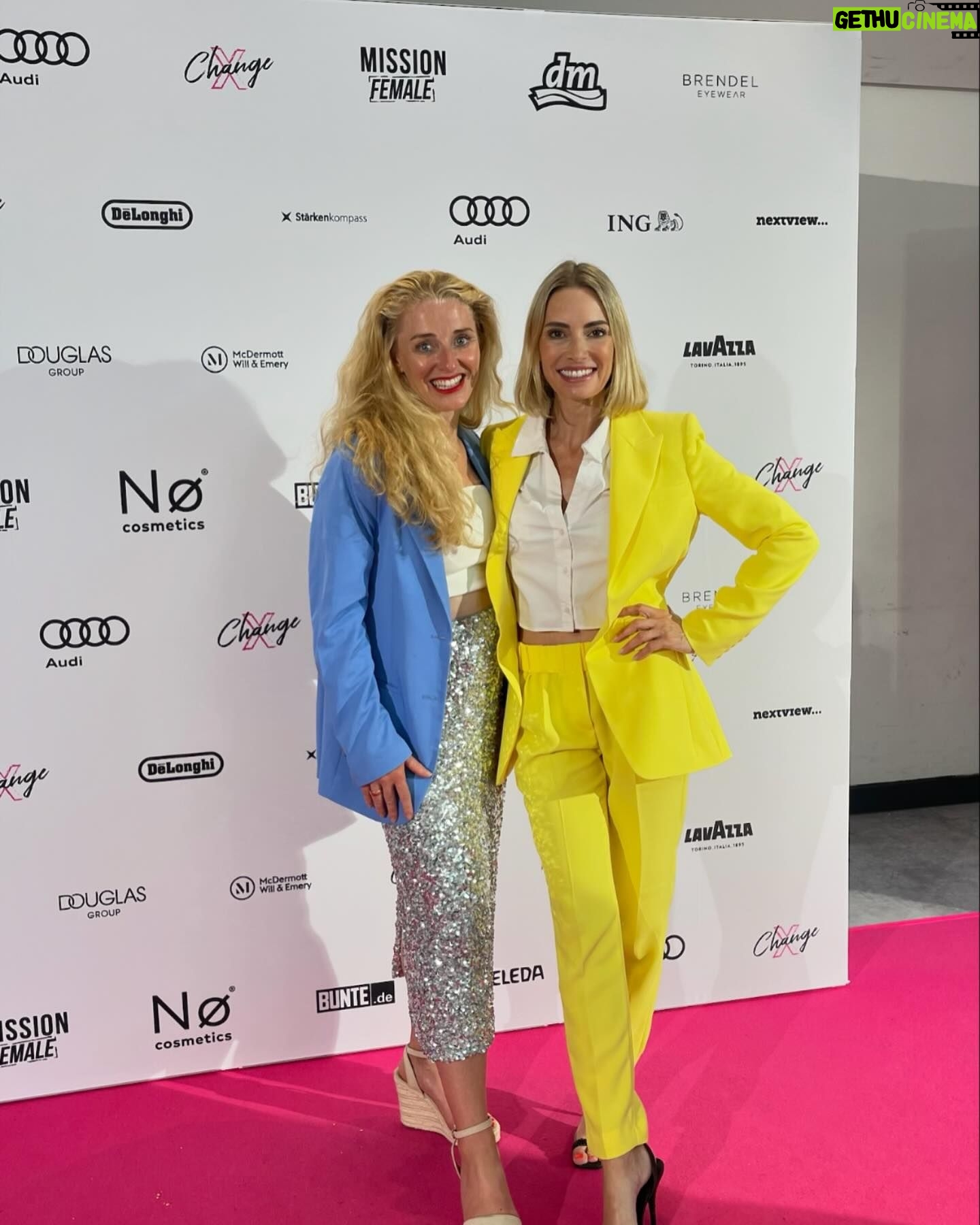 Sarah Valentina Winkhaus - 220 Likes - Women supporting women 💛
Ein herzliches Dankeschön an das @missionfemale X-Change Festival für die Gelegenheit, so viele inspirierende Frauen und ihre beeindruckenden Vorträge zu erleben.
Diese Begegnungen haben mir einmal mehr gezeigt, wie wichtig es ist, Frauen zu empowern und ihnen den Mut zu geben, ihren eigenen Weg zu gehen. Gemeinsam können wir Großes erreichen und die Welt verändern. 💛
#femaleempowerment #diversity #nextlevel #socialfreezing #ichwerdeeltern
Styling @tanjacomba @sly010_official