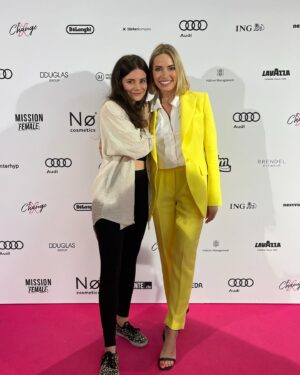 Sarah Valentina Winkhaus Instagram - Women supporting women 💛

Ein herzliches Dankeschön an das @missionfemale X-Change Festival für die Gelegenheit, so viele inspirierende Frauen und ihre beeindruckenden Vorträge zu erleben.

Diese Begegnungen haben mir einmal mehr gezeigt, wie wichtig es ist, Frauen zu empowern und ihnen den Mut zu geben, ihren eigenen Weg zu gehen. Gemeinsam können wir Großes erreichen und die Welt verändern. 💛

#femaleempowerment #diversity #nextlevel #socialfreezing #ichwerdeeltern 

Styling @tanjacomba  @sly010_official