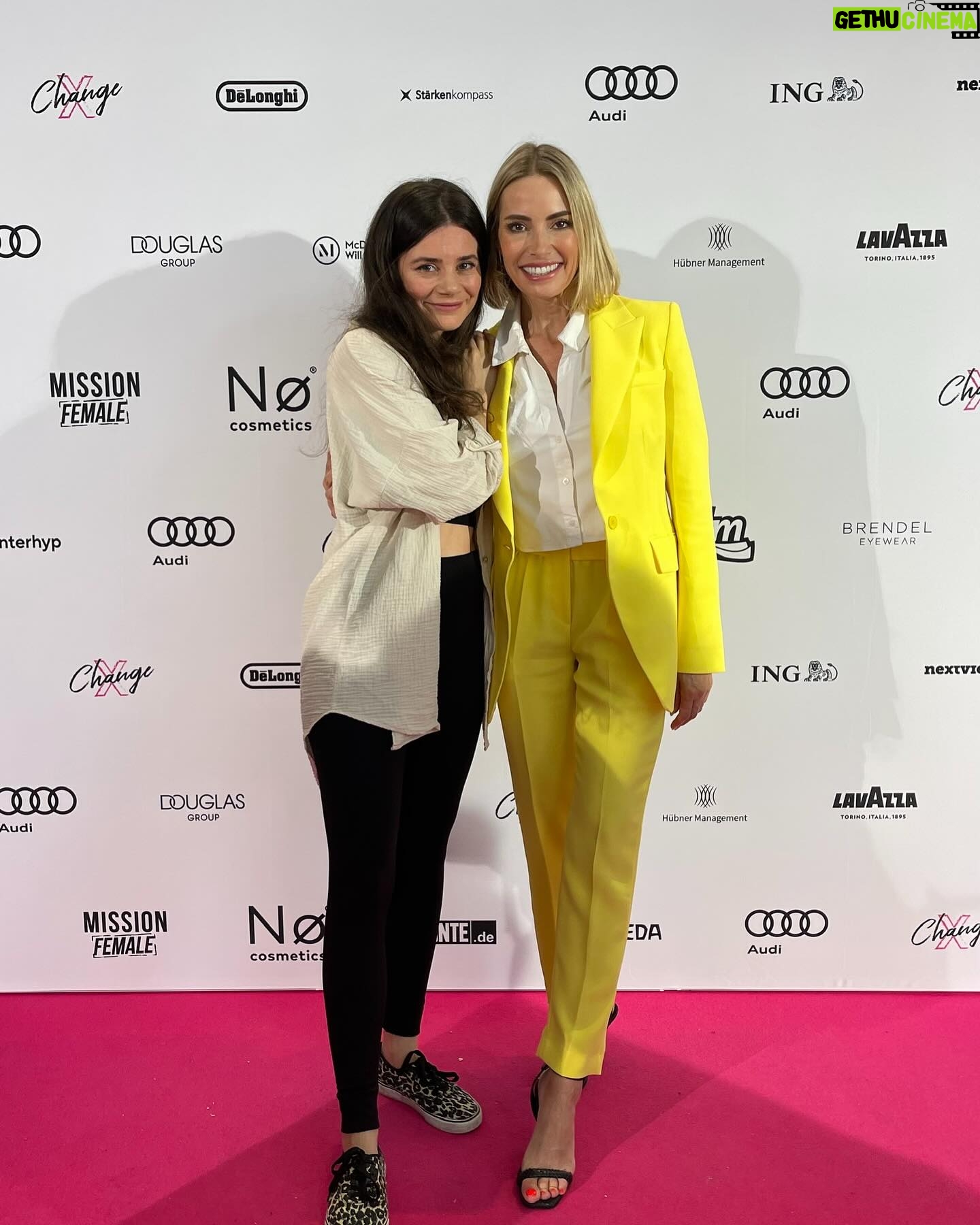 Sarah Valentina Winkhaus - 220 Likes - Women supporting women 💛
Ein herzliches Dankeschön an das @missionfemale X-Change Festival für die Gelegenheit, so viele inspirierende Frauen und ihre beeindruckenden Vorträge zu erleben.
Diese Begegnungen haben mir einmal mehr gezeigt, wie wichtig es ist, Frauen zu empowern und ihnen den Mut zu geben, ihren eigenen Weg zu gehen. Gemeinsam können wir Großes erreichen und die Welt verändern. 💛
#femaleempowerment #diversity #nextlevel #socialfreezing #ichwerdeeltern
Styling @tanjacomba @sly010_official