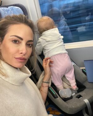 Sarah Valentina Winkhaus Instagram - Mit Kind und Hund im Zug unterwegs - eine echte Herausforderung- vor allem, wenn der Zug ausfällt 😅
Wie sind eure Erfahrungen mit der Deutschen Bahn? 
#db #zugfahren #zugausfall #reiseplanung #reisemitkind #singlemom #selbstständig