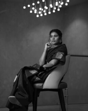 Saranya Pradeep Instagram - Classics never go out of style #sareelove 
🖤💙🤍

Makeup & Hair : @makeup_artistry_by_jeevani 

Photographey : @infocusphotography_madhu 

.
.
.
. 
#sareelove #sareefashion #vintage #style #beauty #blackandwhite #photography #photooftheday 
#retro #feels #comfy #cozy #sareelover #fashion #pattusaree #design #traditional #art #culture #history #beautiful #heritage #instagood #india #💙 #🖤 #🤍
