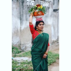Saranya Pradeep Instagram - బోనాల పండగ 
🌺🌸🌼

PC : మొగుడు 😘🫶@pradeepmanku 

#bonalu #village #festival #family
#familytime #festivewear #villagelife #festive #saree
#festivevibes #festivaloutfit #tradition #sareelove #sareefashion #indianwear #green #greens #sareelover
#wednesday