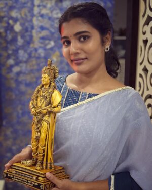 Saranya Pradeep Instagram - Happy to receive this Legendry Personality NTR Award through KALAVEDIKA NTR FILM AWARDS 😊
I want to thank everyone who supported me and 
Thank you @director3nadh garu @bhuvanaramanamurthy garu and team for presenting me this Award 🙏🏻

Styling: @sreedevitetali 
Hairstyle: @itsmefarzanashaik 

#awards #ntr #kalavedikantrfilmawards #greatful #loved #blessed #thankful #allaboutlastnight #saturday #night #photography