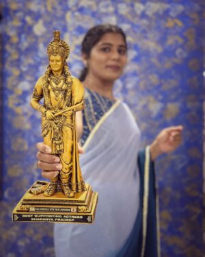 Saranya Pradeep Instagram - Happy to receive this Legendry Personality NTR Award through KALAVEDIKA NTR FILM AWARDS 😊
I want to thank everyone who supported me and 
Thank you @director3nadh garu @bhuvanaramanamurthy garu and team for presenting me this Award 🙏🏻

Styling: @sreedevitetali 
Hairstyle: @itsmefarzanashaik 

#awards #ntr #kalavedikantrfilmawards #greatful #loved #blessed #thankful #allaboutlastnight #saturday #night #photography
