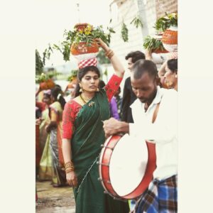 Saranya Pradeep Instagram - బోనాల పండగ 
🌺🌸🌼

PC : మొగుడు 😘🫶@pradeepmanku 

#bonalu #village #festival #family
#familytime #festivewear #villagelife #festive #saree
#festivevibes #festivaloutfit #tradition #sareelove #sareefashion #indianwear #green #greens #sareelover
#wednesday