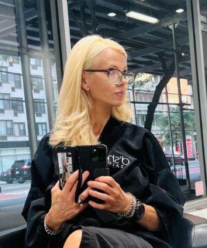 Sarma Melngailis Instagram - I don’t get manicures and cut my hair myself, but every 6 weeks fresh color must happen (iykyk) thank you @missy8050 @dshal.salon .. pic 2 baby face almost four decades ago. 😳 Also now that I have salon hair going to bed at 9:30pm #saturdaynight #party 🎉🥱😴 goodnight. 🌙💤 

I love you Leon (he’s still here somewhere … I feel him) he loves you all too. 💓🐾❤️‍🩹