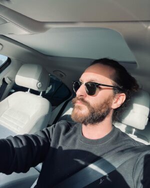 Sarp Can Köroğlu Instagram - Senenin en sevdiğimiz dönemi 😊Yollara, güneye düşmek…