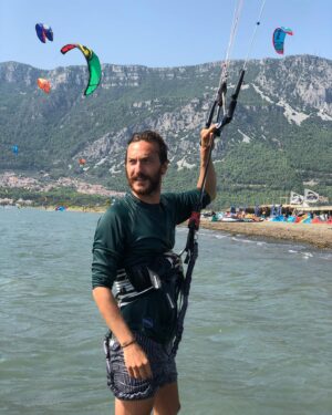 Sarp Can Köroğlu Instagram - “Mendireğin arkasında rüzgar var mı ? “ bakışı bu tam :) Nasıl özledim ilk suya çıkış anını bir bilseniz 😊 Yakındır diye ümit ediyorum bu günler. Okuluma da özledim tabi @bilgeozturkofficial 😘😘. Ps: @ozturkbernaa tavla oynamayı öğrendi mi :)