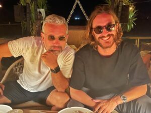 Sarp Can Köroğlu Instagram - @gianlucavacchi & @davidguetta beraber akşam yemeği yerken objektiflere poz verdiler…